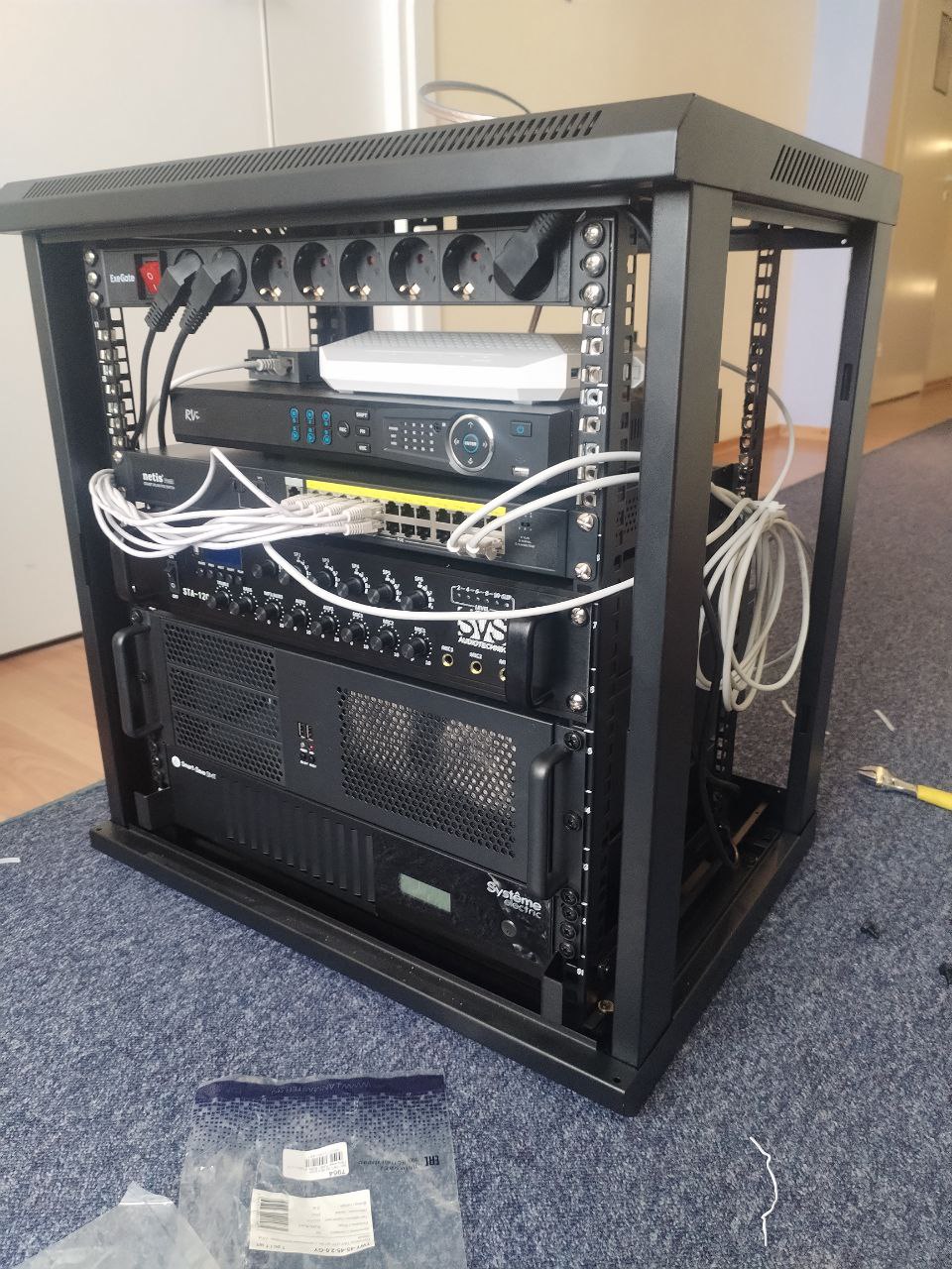 Серверная санатория SpaGolod: стойка, серверы, ИБП